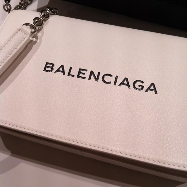 BALENCIAGA バレンシアガ スーパーコピー ショルダーバッグ ポシェット ロゴが印象的なチェーンバッグ ホワイト 8071101